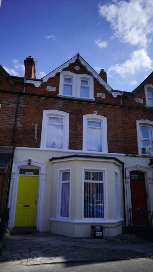 Big Yellow Door In Queens Quarter Belfast Exterior photo